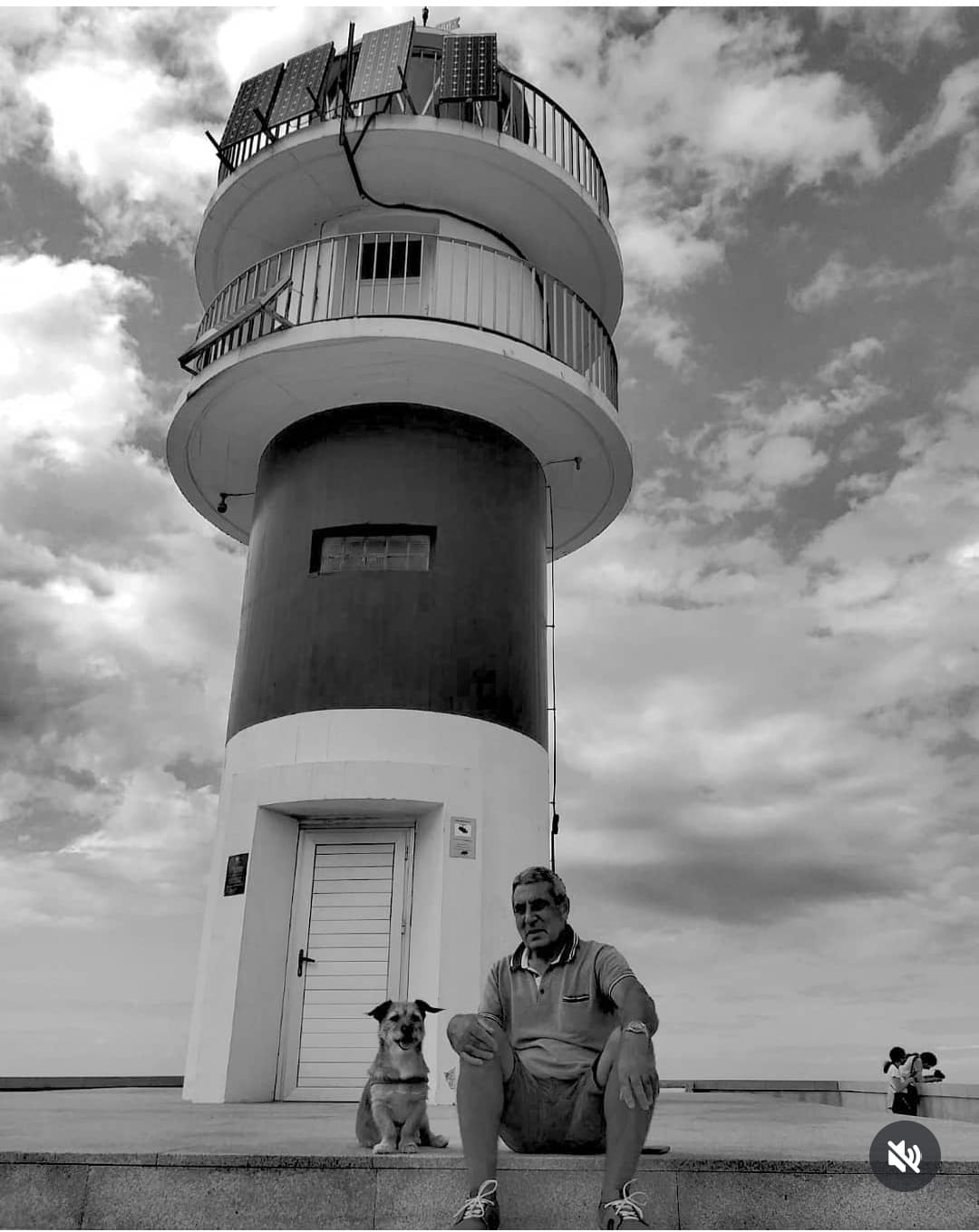 Fotografía del faro antes de la restauración y edición