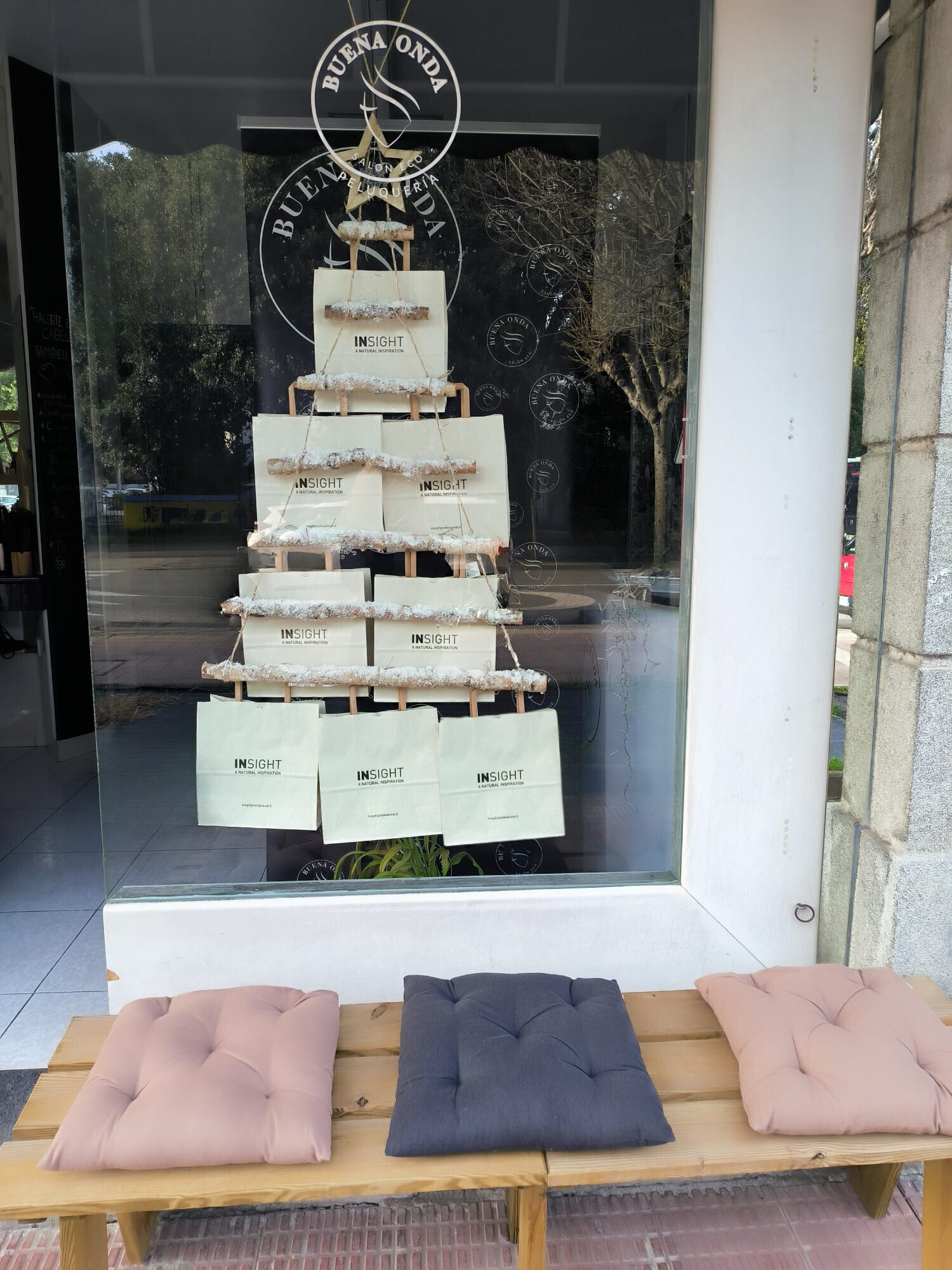 Escaparate de la peluquería Buena Onda después de la edición, sin pegatinas y con reflejos atenuados